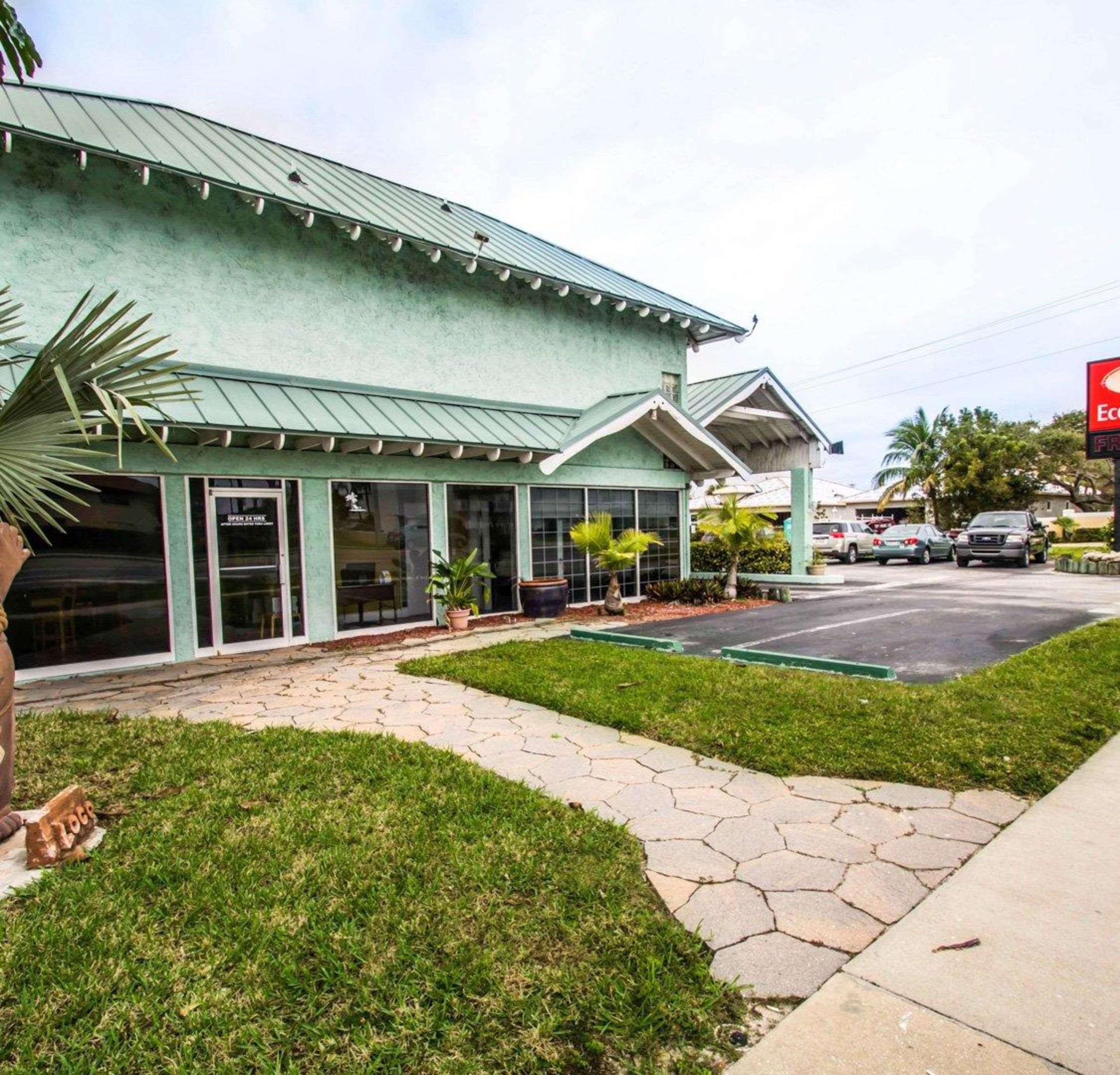 Econo Lodge Cocoa Beach - Near The Port Экстерьер фото