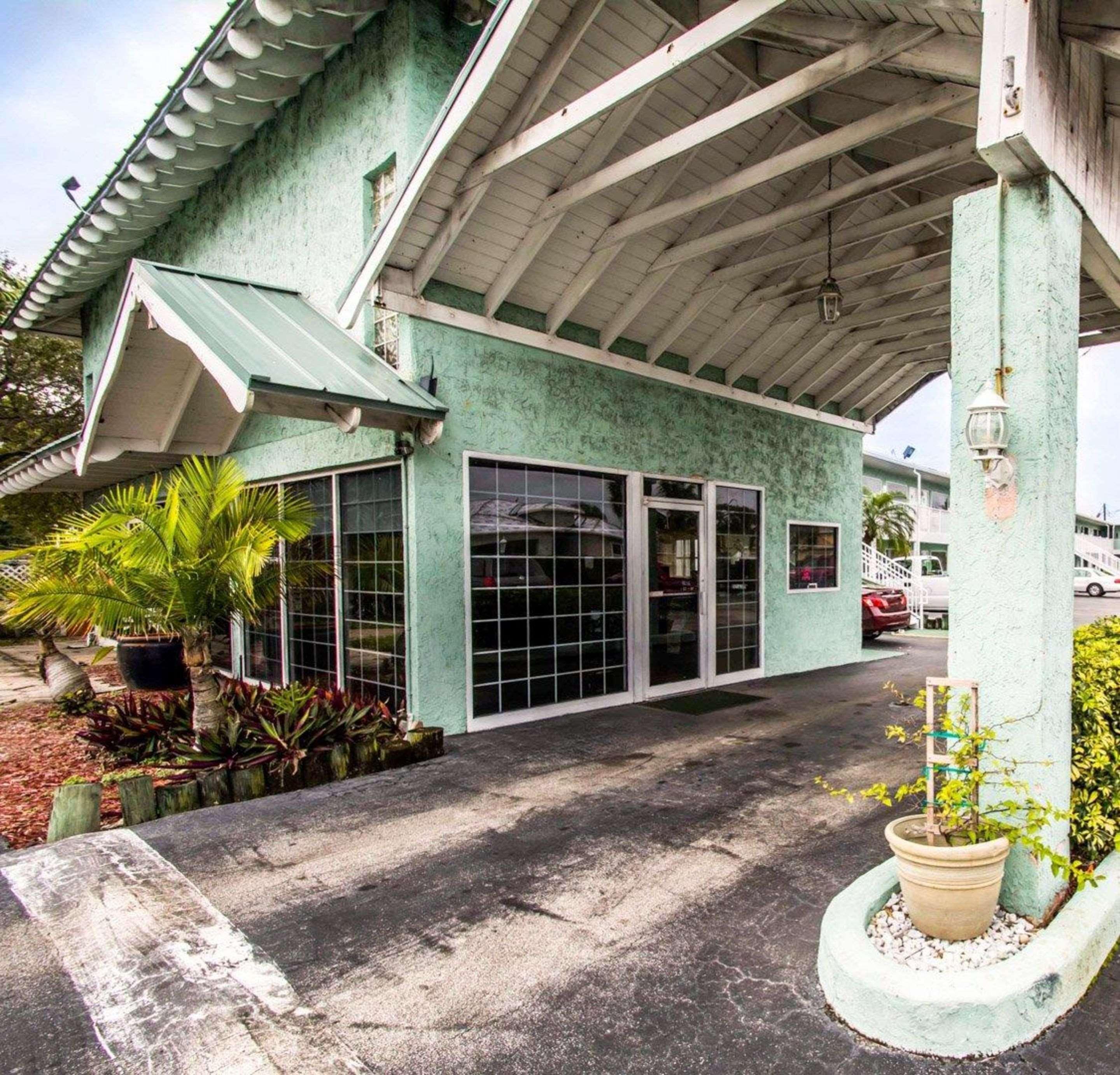 Econo Lodge Cocoa Beach - Near The Port Экстерьер фото