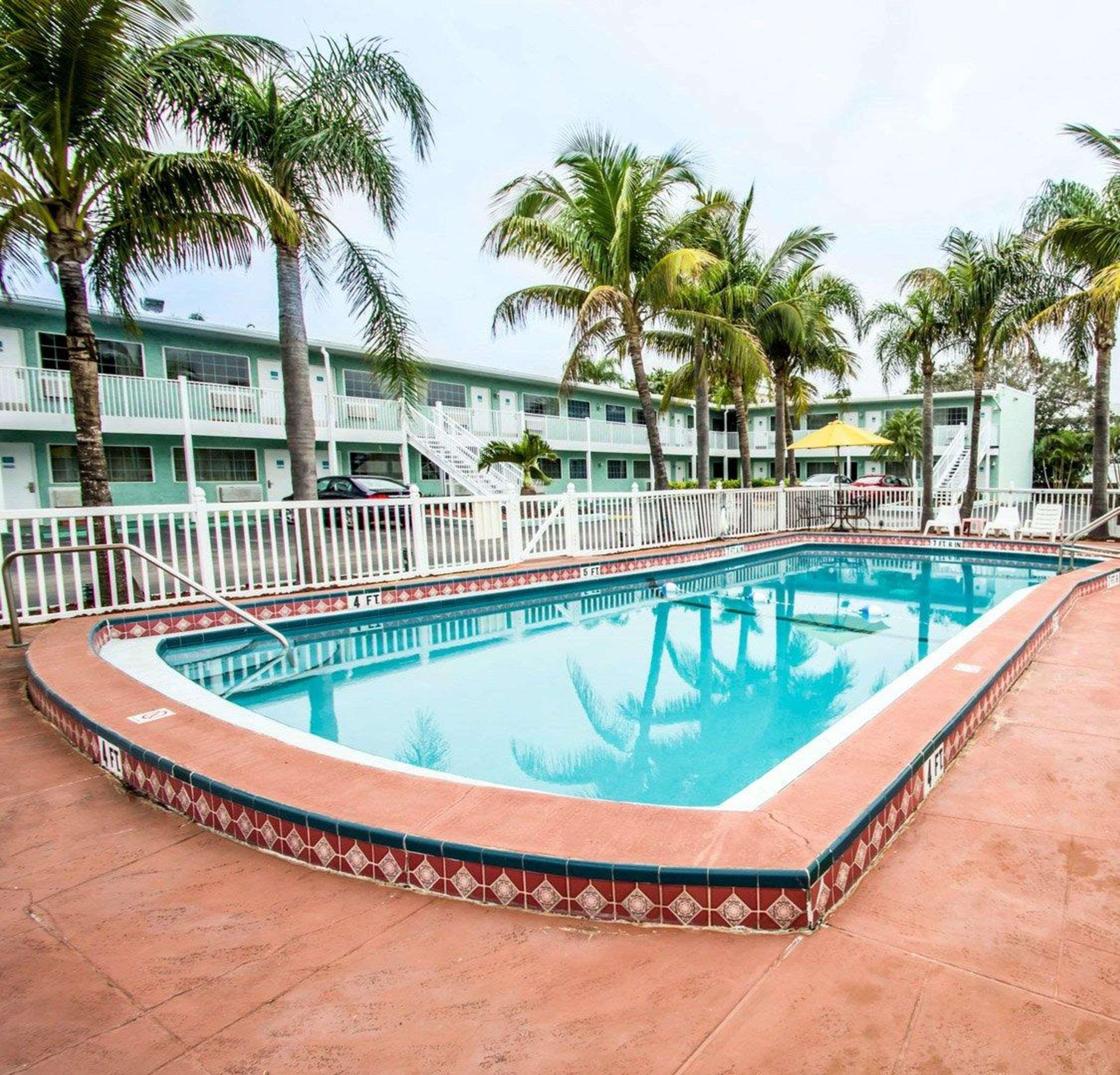 Econo Lodge Cocoa Beach - Near The Port Экстерьер фото