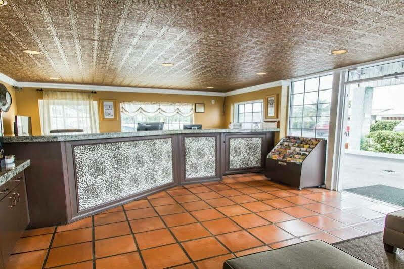 Econo Lodge Cocoa Beach - Near The Port Экстерьер фото